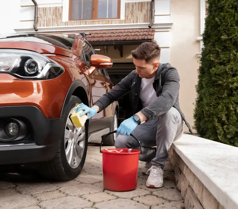Lavage auto à domicile Saint-Christophe-d'Allier : professionnel intervenant sur un véhicule